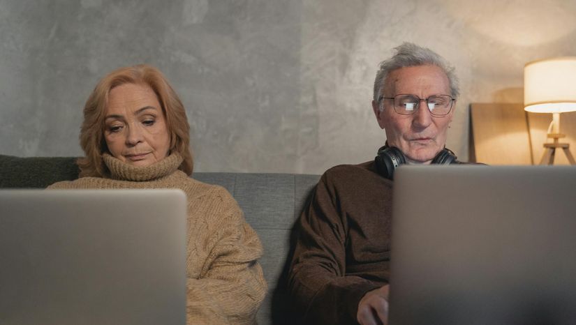 ΟΙ ΠΕΡΙΣΣΟΤΕΡΟΙ ΕΝΗΛΙΚΕΣ ΣΥΝΔΕΟΝΤΑΙ ΣΤΟ ΔΙΑΔΙΚΤΥΟ ΤΟΥΛΑΧΙΣΤΟΝ ΑΡΚΕΤΕΣ ΦΟΡΕΣ ΤΗΝ ΗΜΕΡΑ